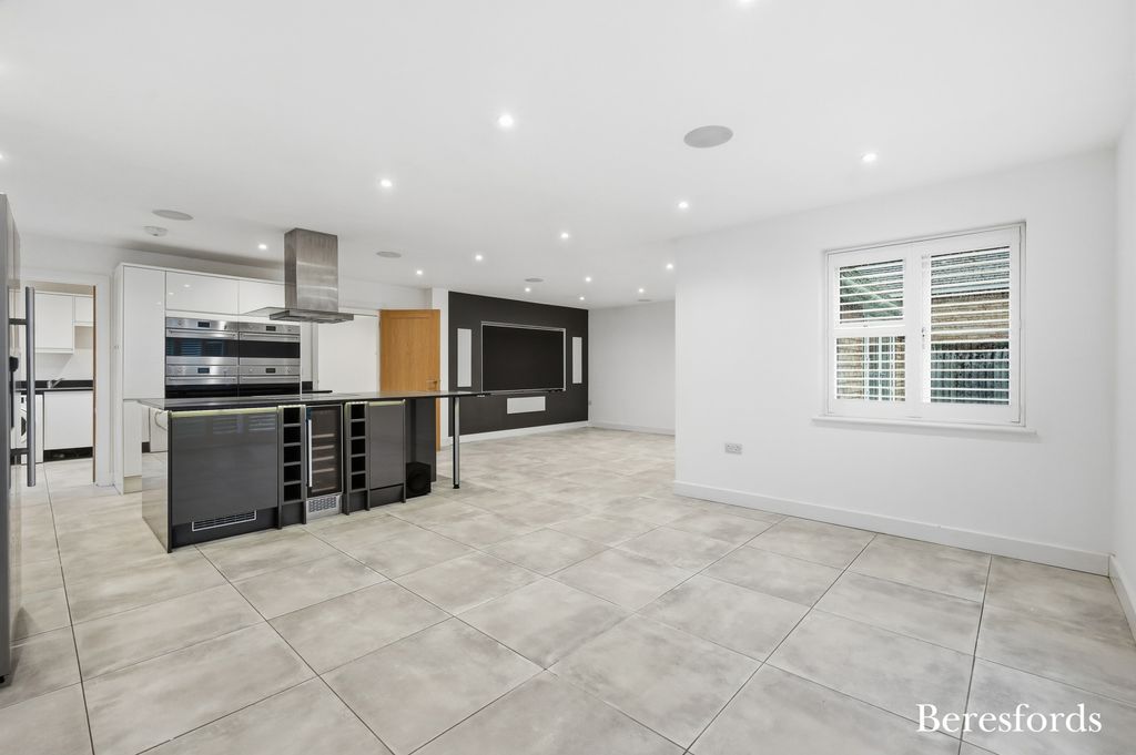 Property photo 2 of 27 Picture No. 18