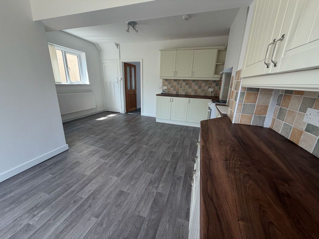 Property photo 3 of 18 Kitchen Dining Area Porthcawl Cf36 