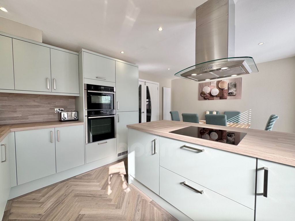 Property photo 3 of 21 Whitlees Court, Ardrossan Kitchen