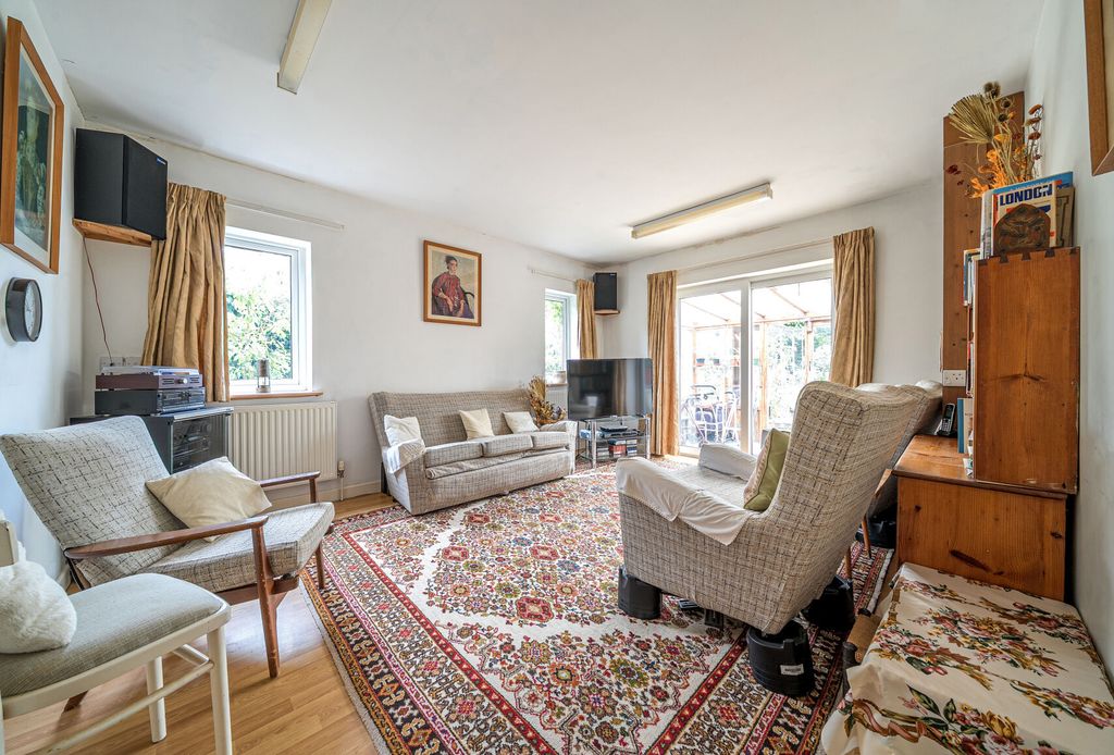 Property photo 3 of 14 1328803-11-688896...