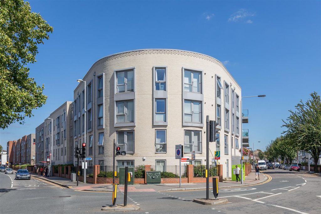 Property photo 1 of 19 Hainult Road, E11