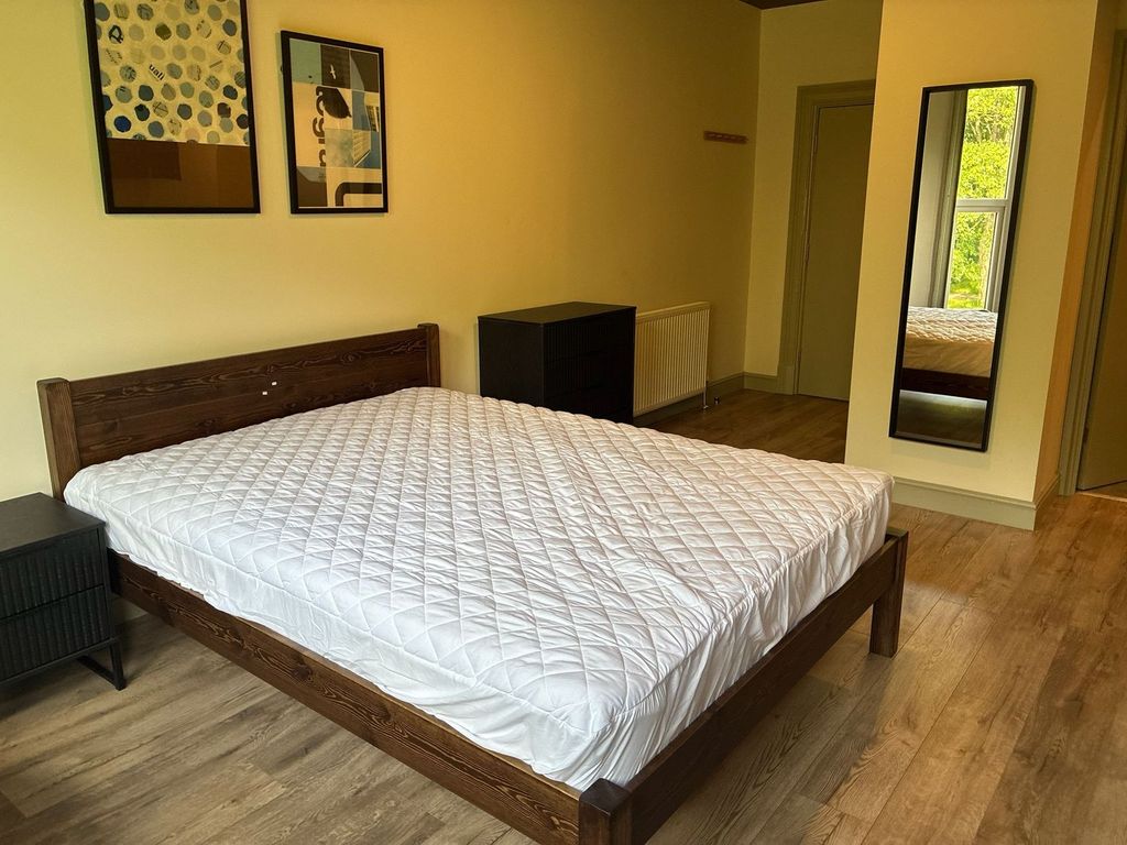 Property photo 1 of 1 Spacious Bedroom With Sleek Wooden Bed Frame...