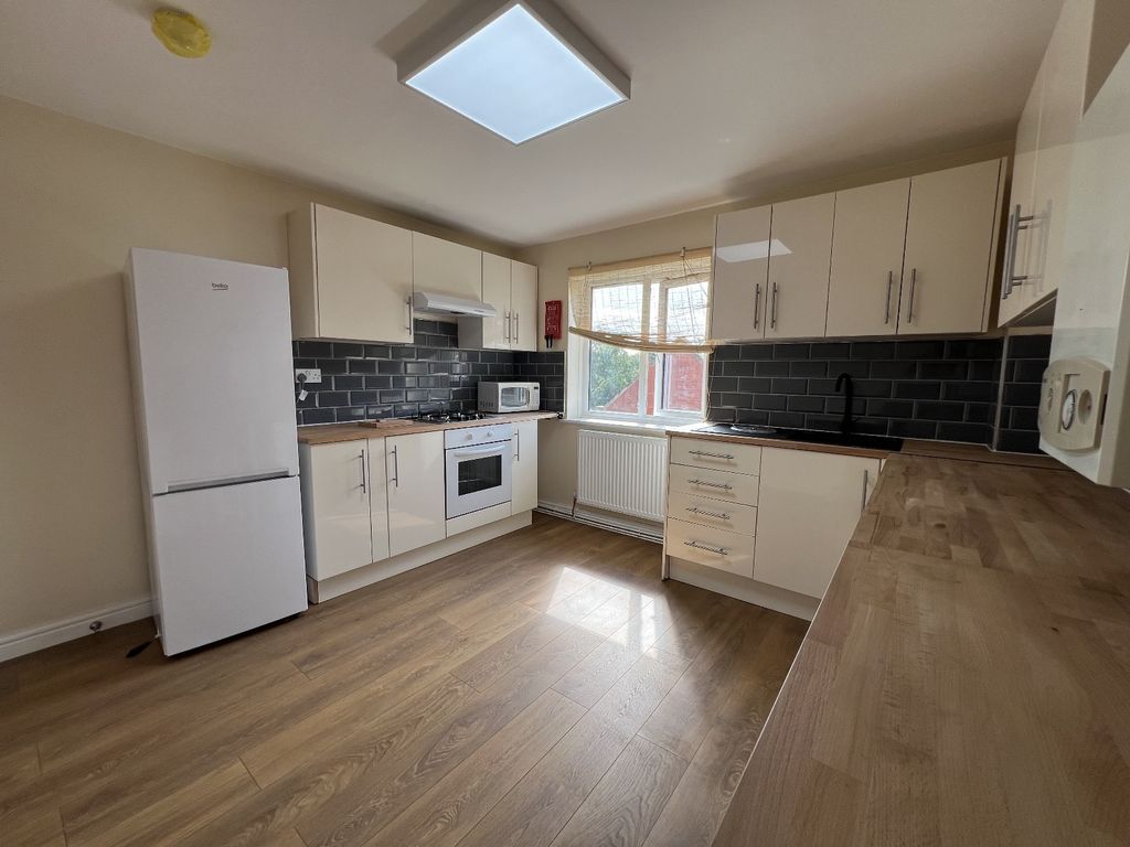Property photo 3 of 7 Kitchen 