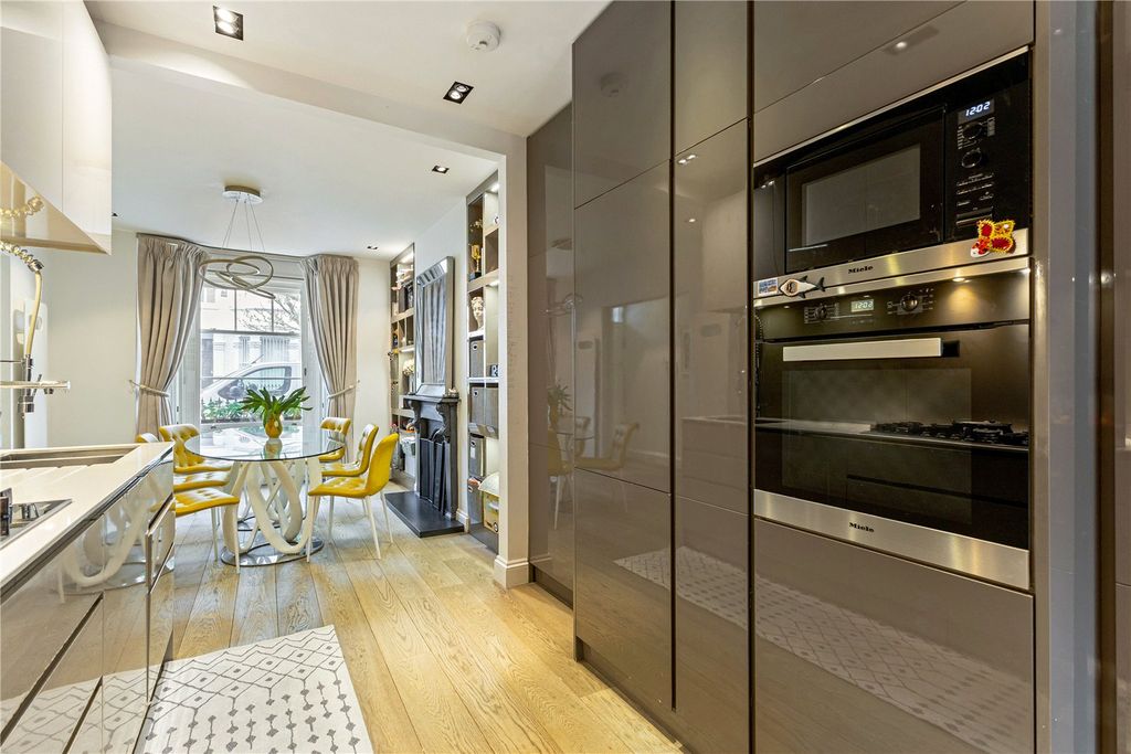 Property photo 3 of 10 Kitchen