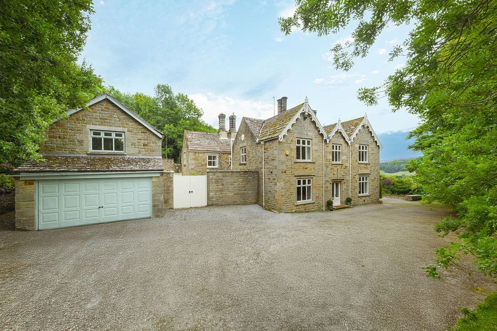 Property photo 1 of 32