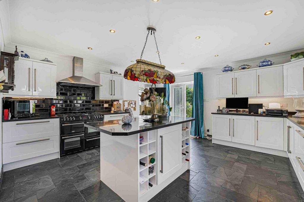 Property photo 3 of 17 Kitchen