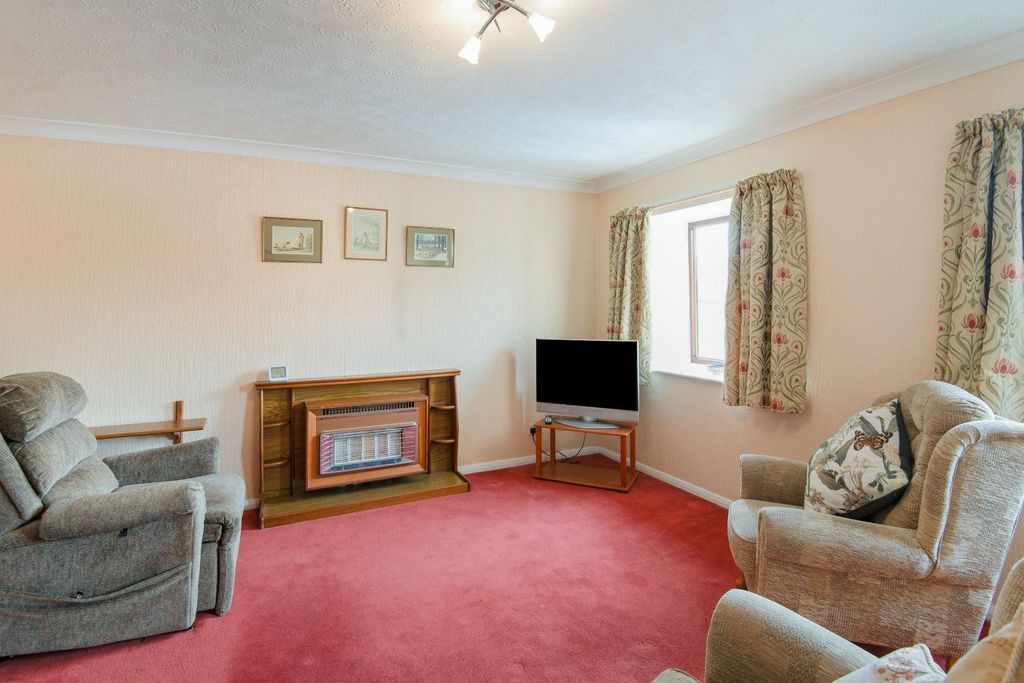 Property photo 2 of 11 Lounge