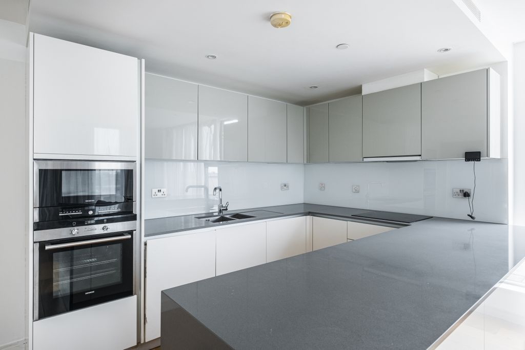 Property photo 3 of 11 Regents Wharf