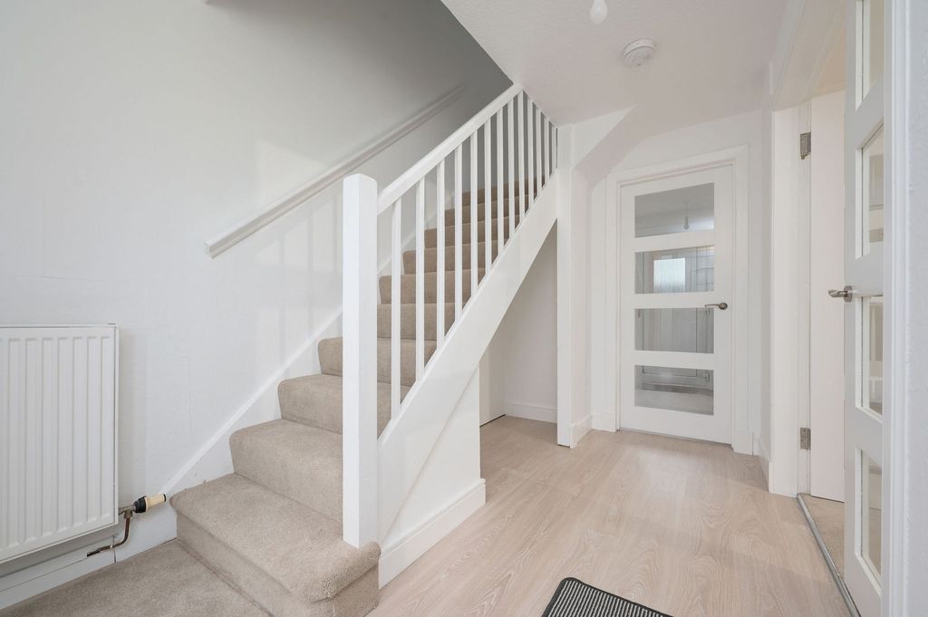 Property photo 2 of 28