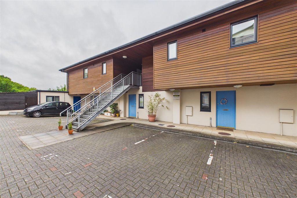 Property photo 2 of 13 Cam03993G0-Pr0154-Still021.Jpg