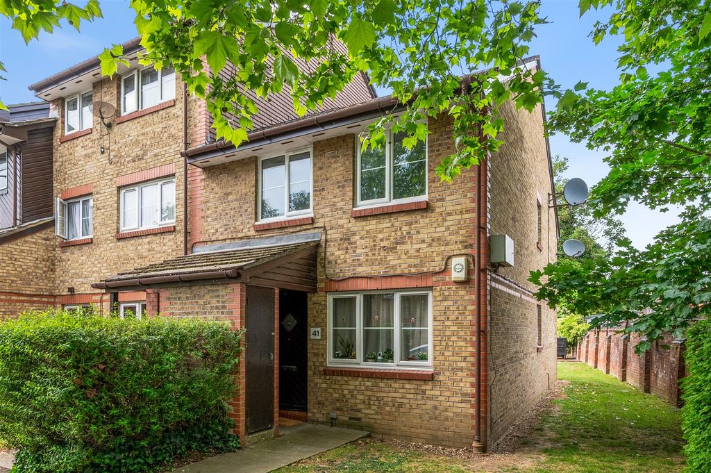 Property photo 1 of 14 Daniels_Cygnet Close London, Nw10_014.Jpg