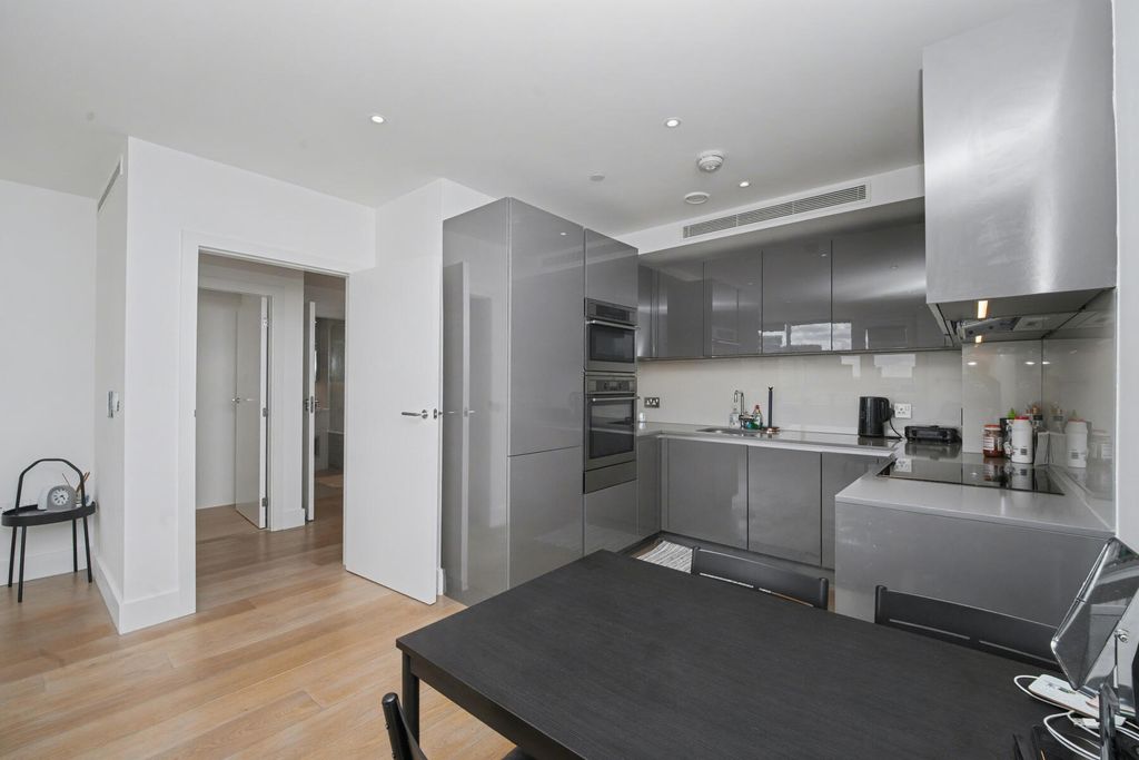 Property photo 3 of 7 Lombard Wharf - Kitchen