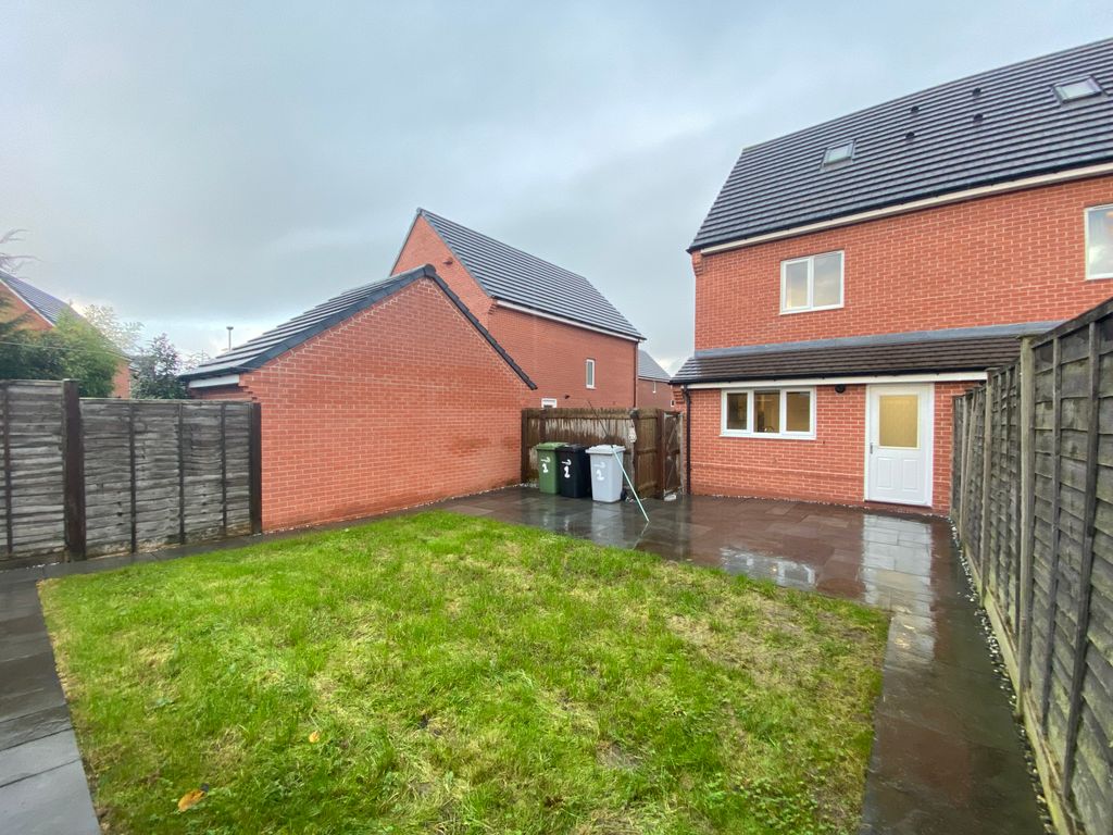 Property photo 2 of 11 Rear