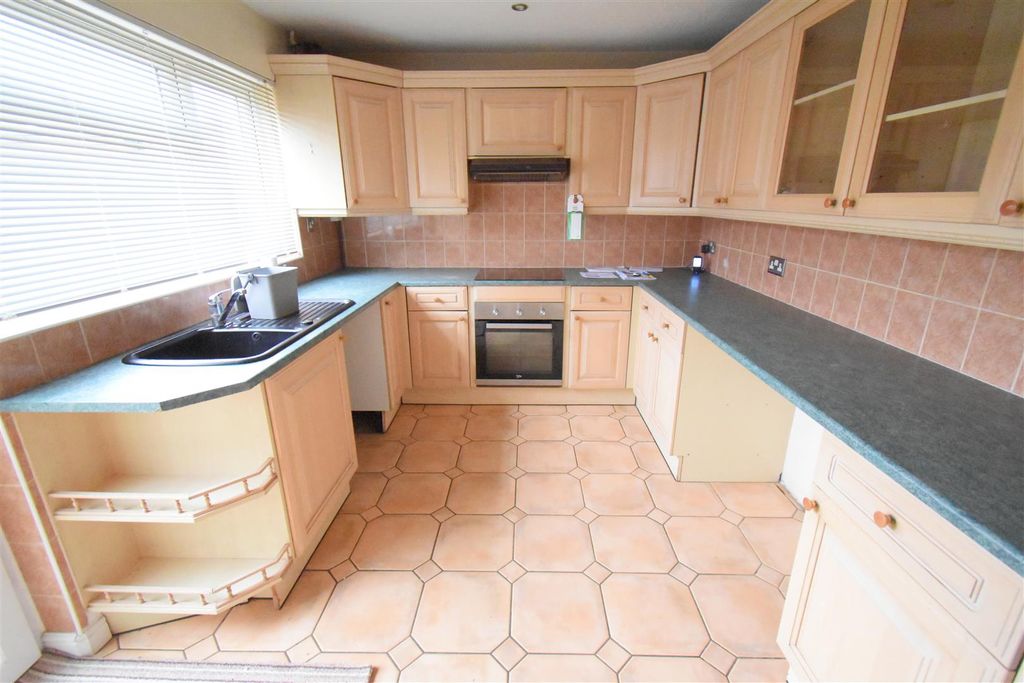 Property photo 3 of 17 Kitchen