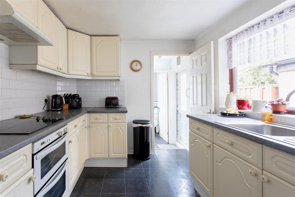 Property photo 3 of 27 Rensburg Road, E17