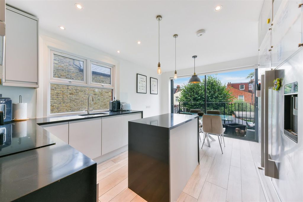 Property photo 1 of 12 Kitchen/Dining Room