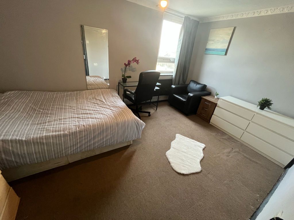 Property photo 2 of 13 Room 3- £785 Available 01/09/2025