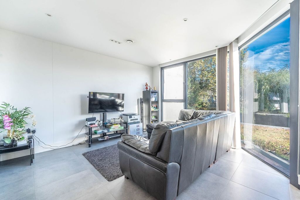 Additional image 4 of 3 bed flat for saleEdgwarebury Lane, Edgware HA8