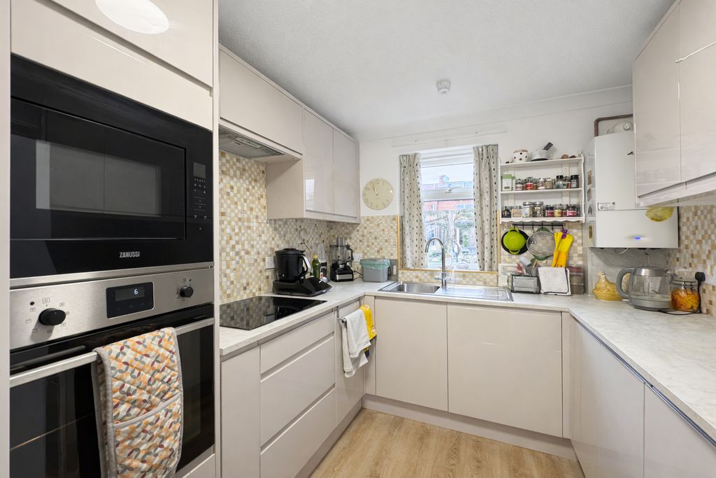 Property photo 3 of 8 7CC - Kitchen