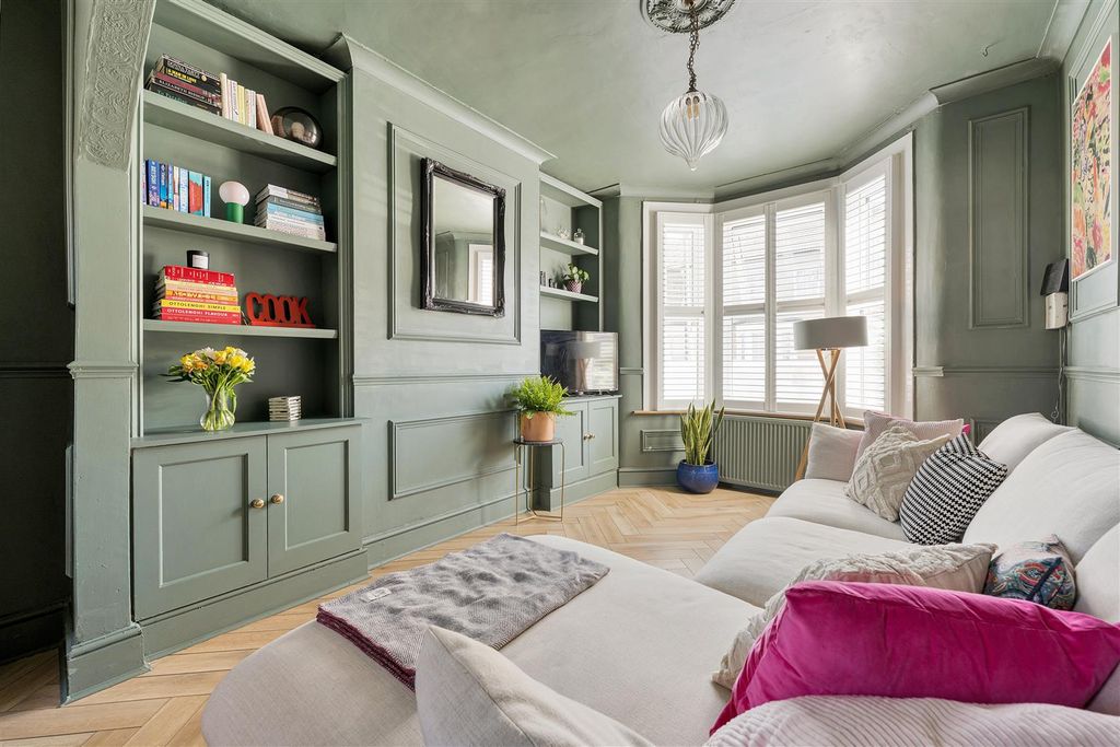 Property photo 2 of 35 Tweedmouth Road, E13