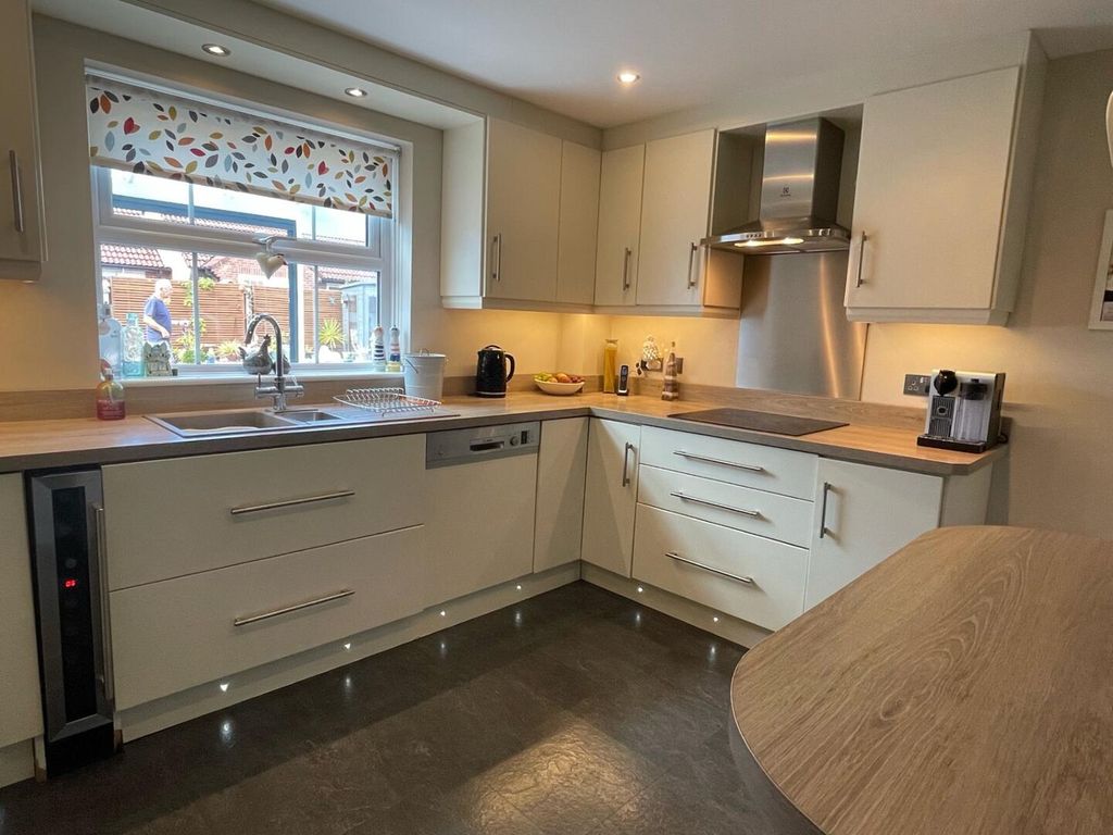Property photo 3 of 39 Kitchen