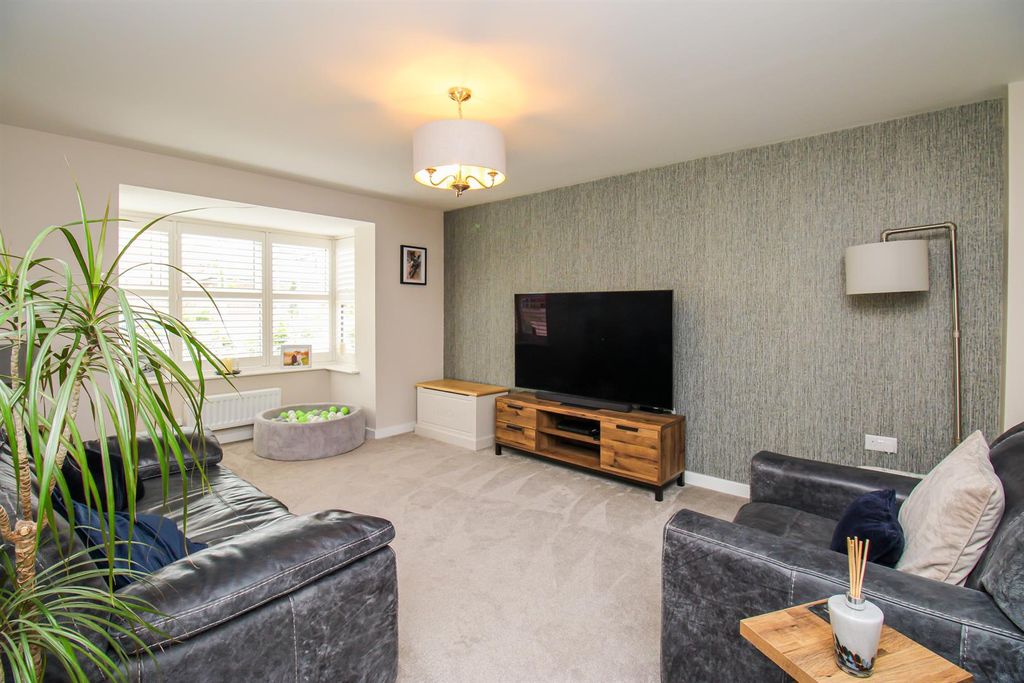 Property photo 3 of 20 Living Room