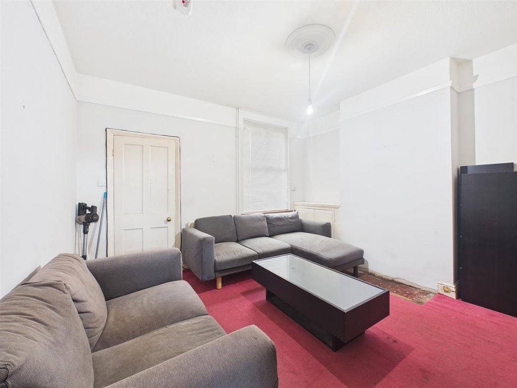 Property photo 3 of 9 Lounge