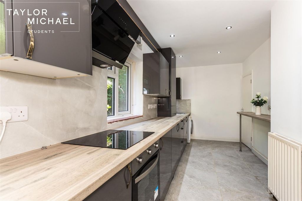 Property photo 1 of 25 Kitchen