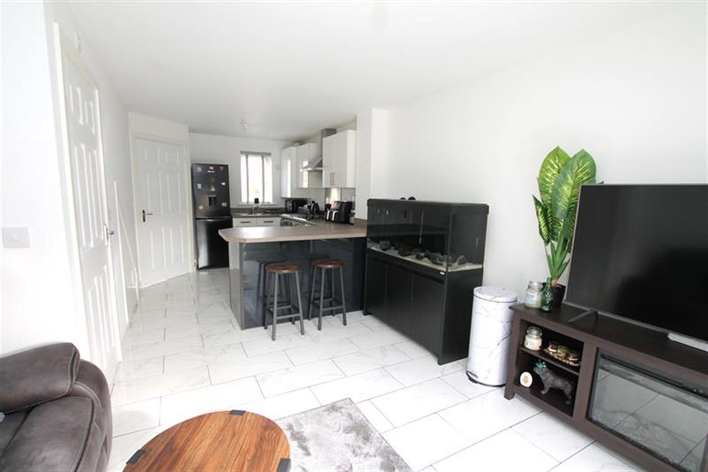 Property photo 3 of 21 Lounge Kitchen