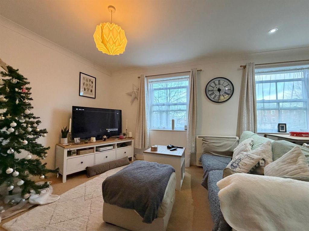 Property photo 3 of 8 Lounge