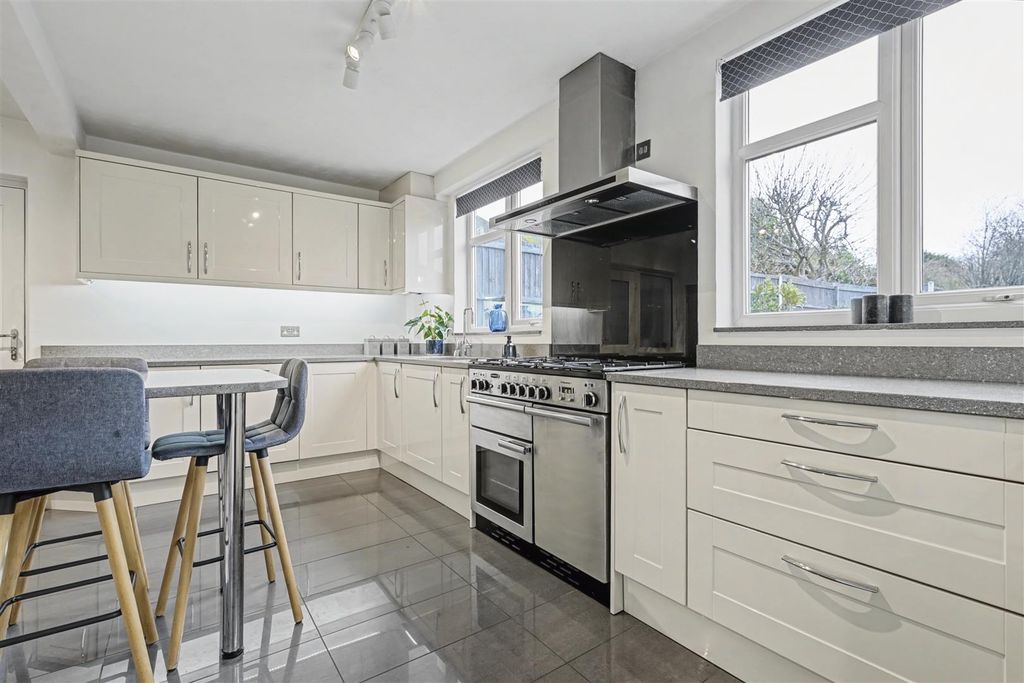 Property photo 3 of 31 Breakfast Kitchen