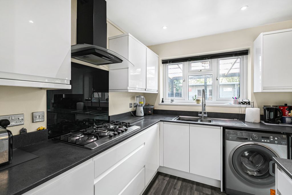 Property photo 3 of 29 Kitchen