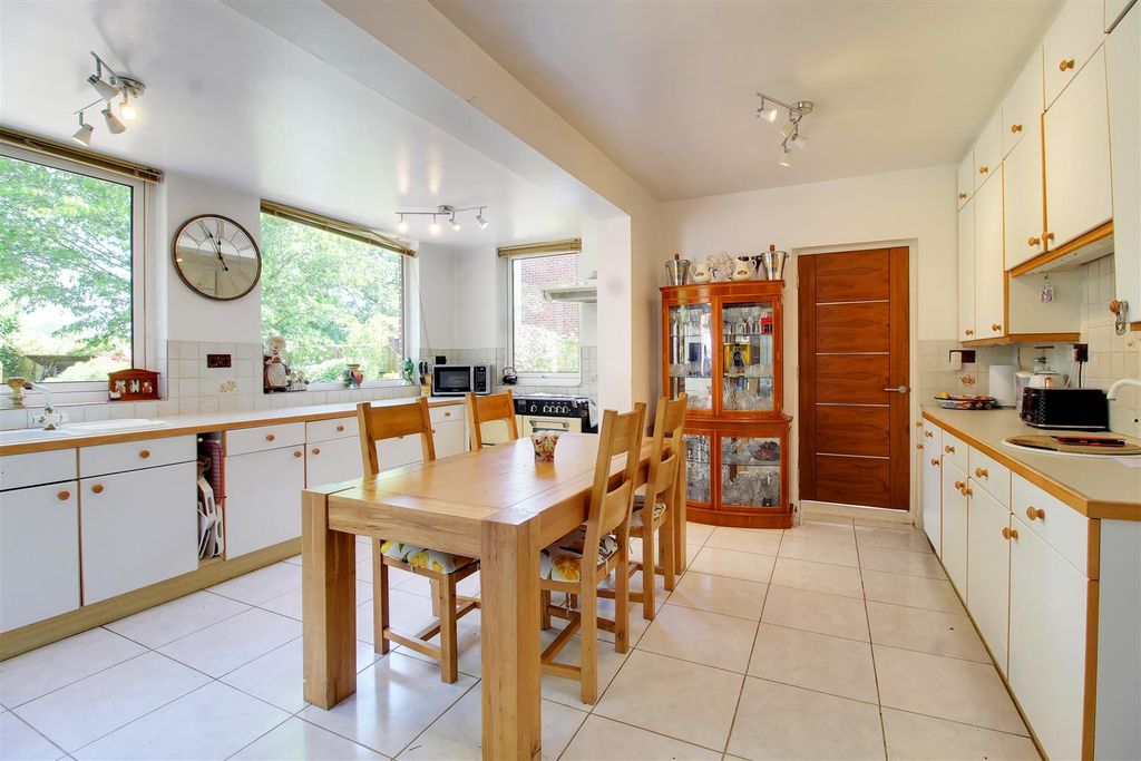 Additional image 12 of 5 bed detached house for saleMymms Drive, Brookmans Park AL9