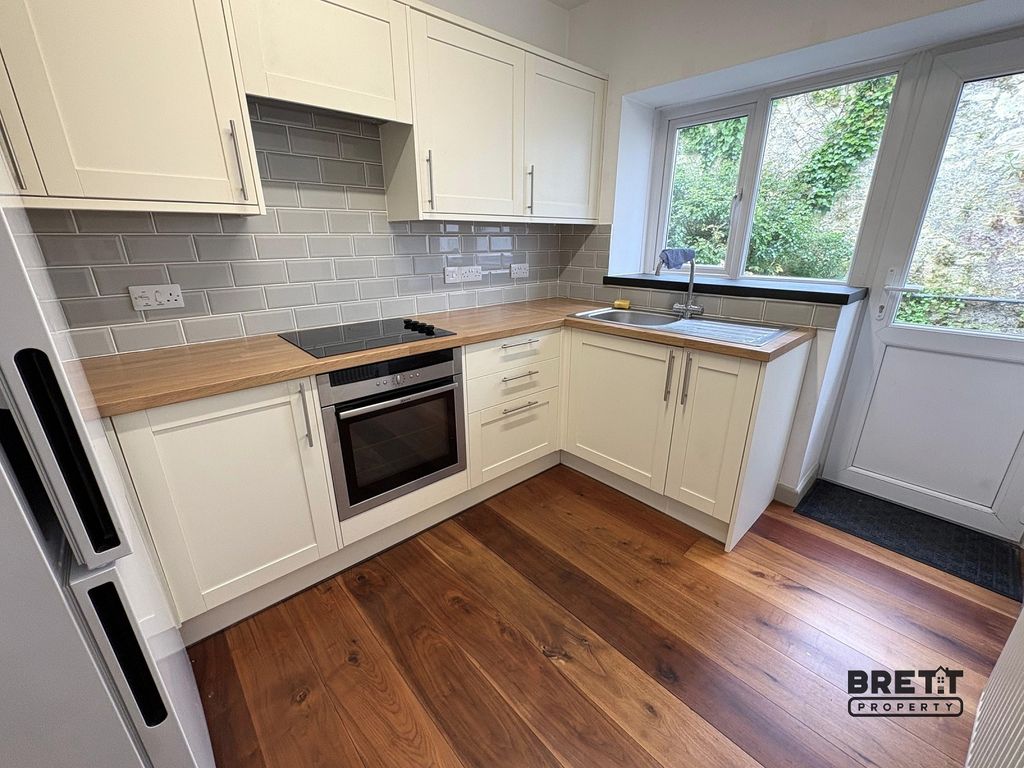 Property photo 2 of 6 Kitchen