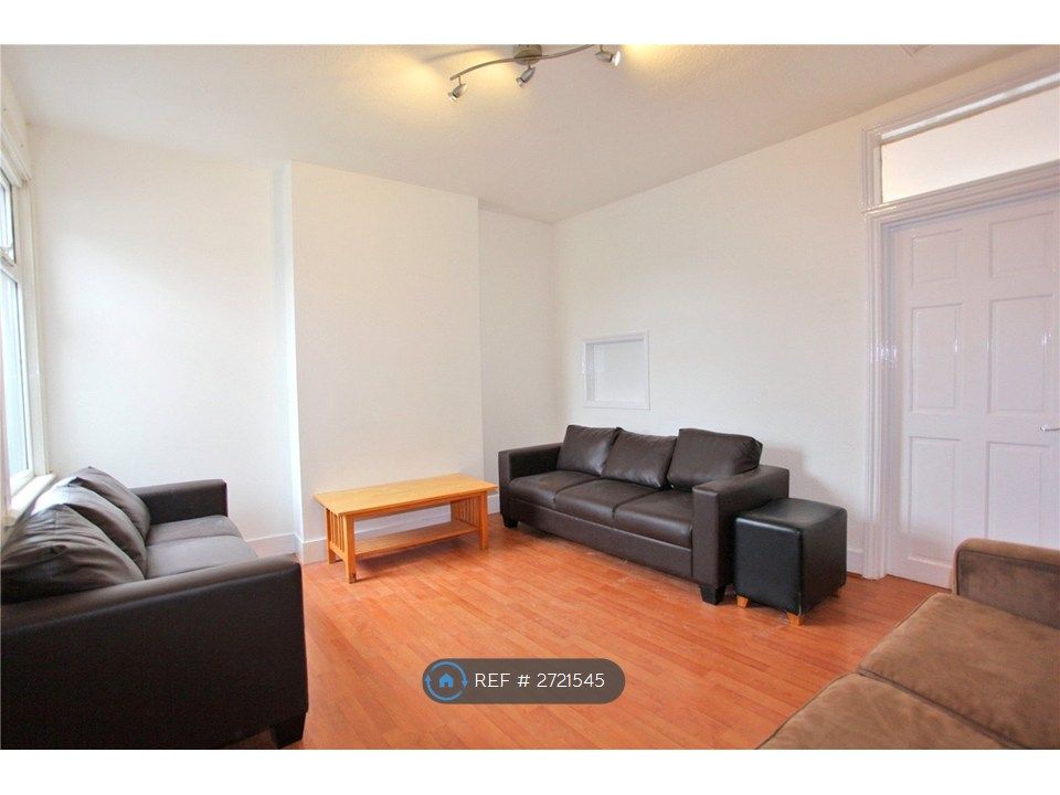 Property photo 3 of 5 Living Room