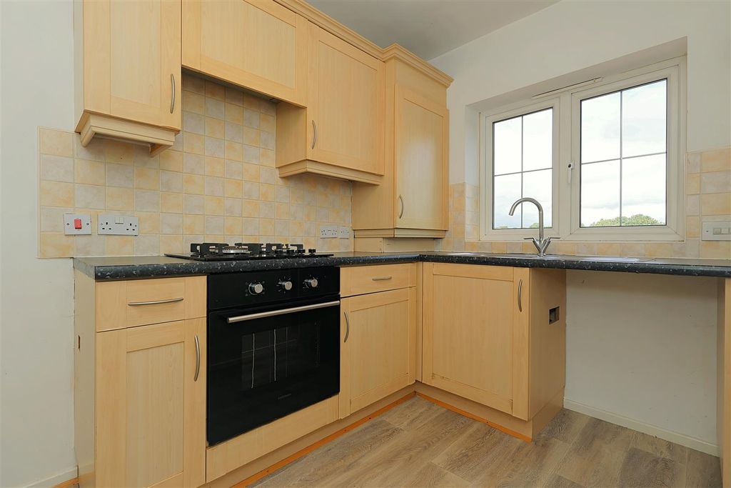 Property photo 3 of 11 Kitchen