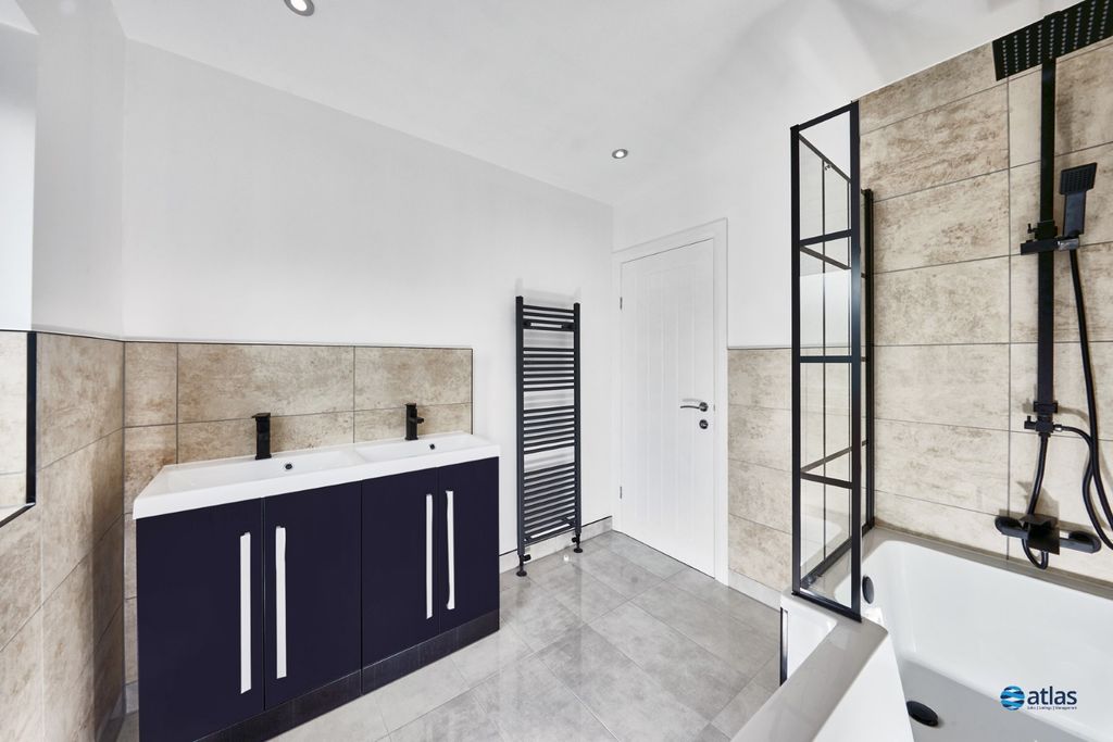 Property photo 3 of 17 Bathroom