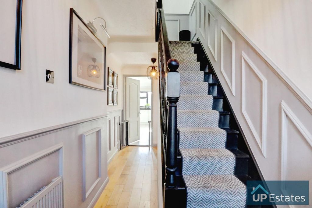 Property photo 3 of 21 Hall