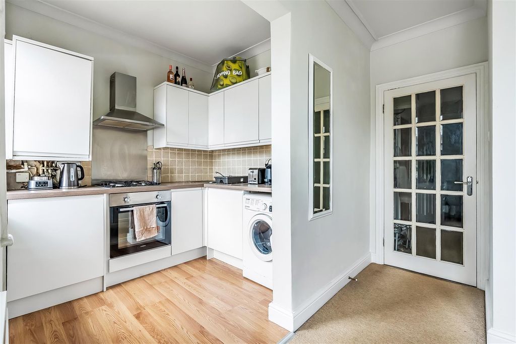 Property photo 2 of 14 F5-2-Park-Hill-Close-10.Jpg