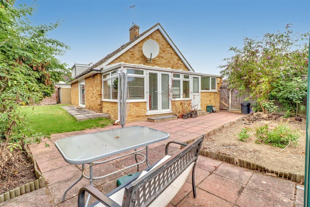 Property photo 2 of 24 16 Longfield Close Inside-12.Jpg