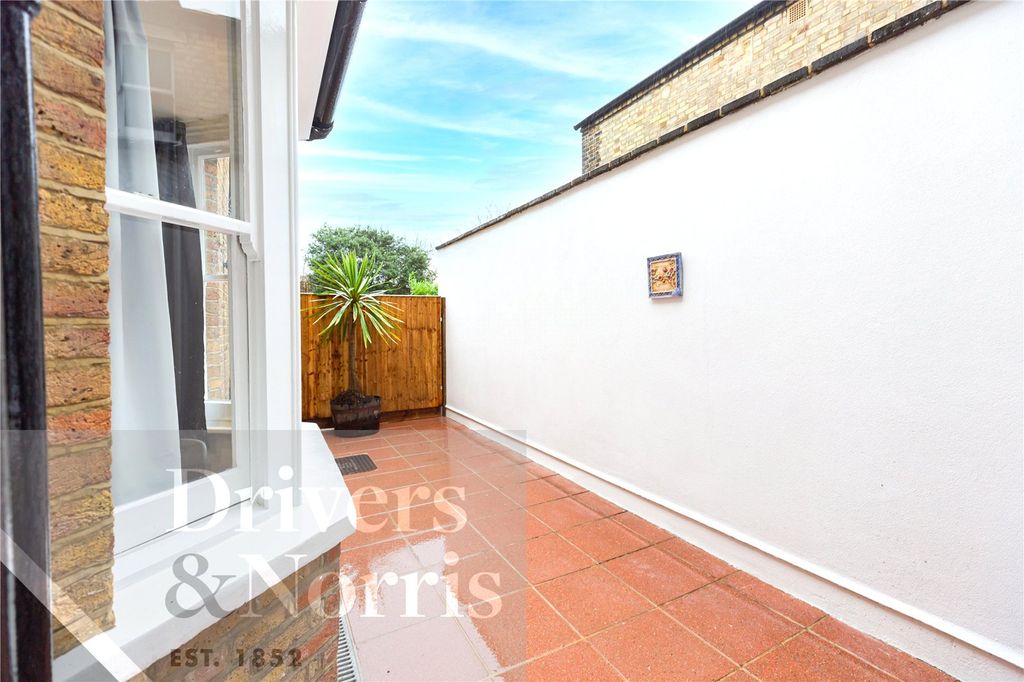 Property photo 2 of 8 Picture No. 20