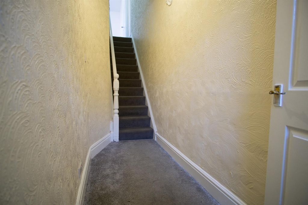 Property photo 2 of 7 Hallway