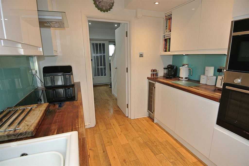 Property photo 3 of 18 Kitchen