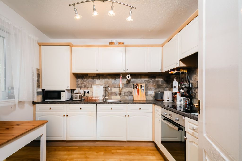 Property photo 3 of 19 Kitchen