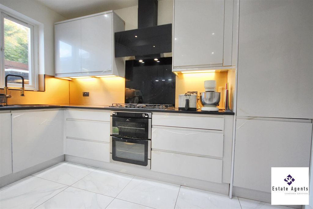 Property photo 2 of 23 Dining Kitchen