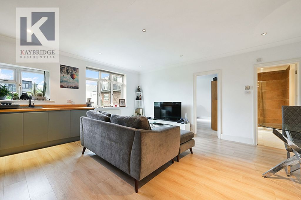 Property photo 3 of 9 Beaumont Court, Kt17 1Jh