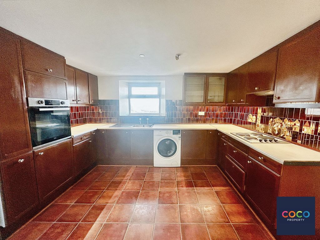 Property photo 2 of 6 Kitchen