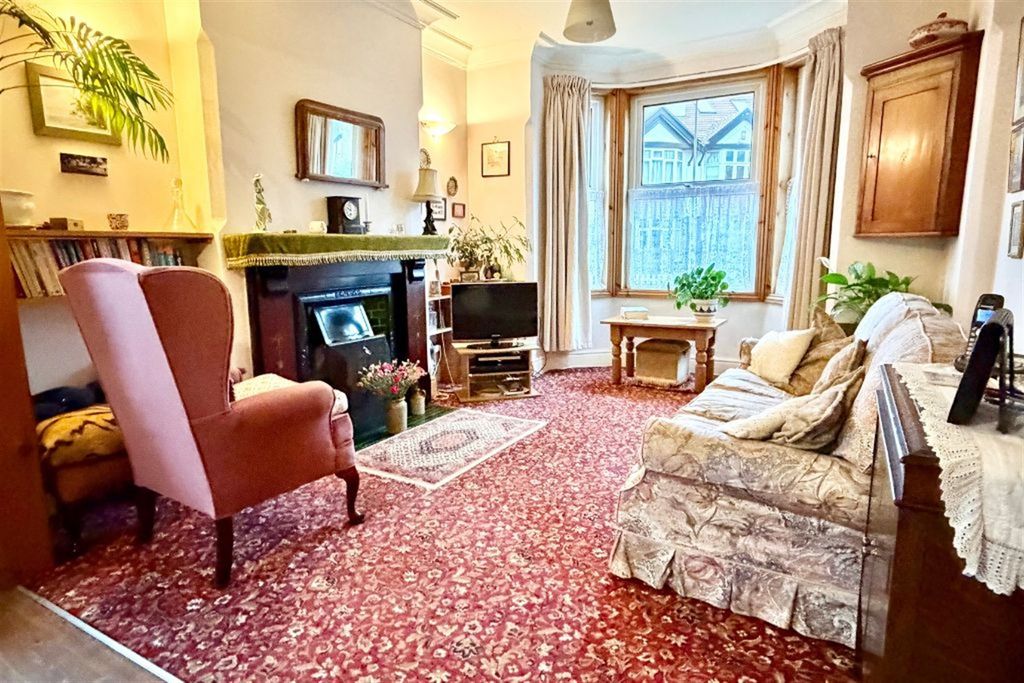 Property photo 3 of 27 Lounge