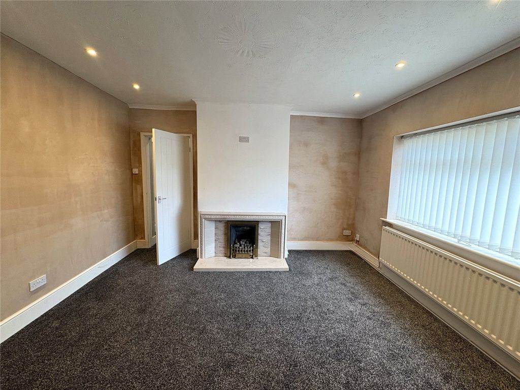 Property photo 3 of 20 Lounge