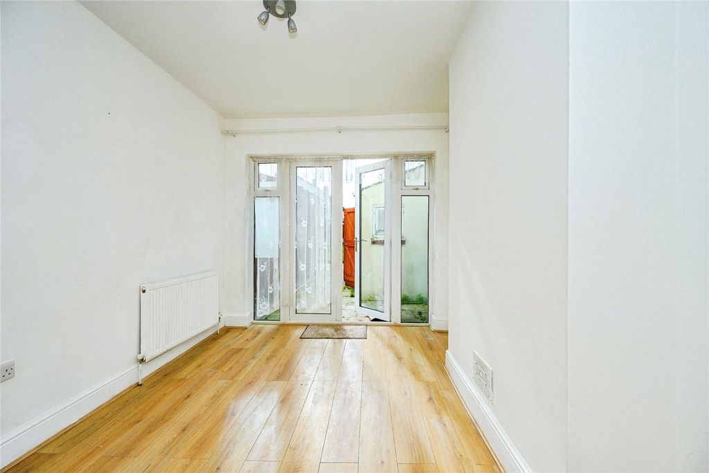 Property photo 3 of 12 Lounge